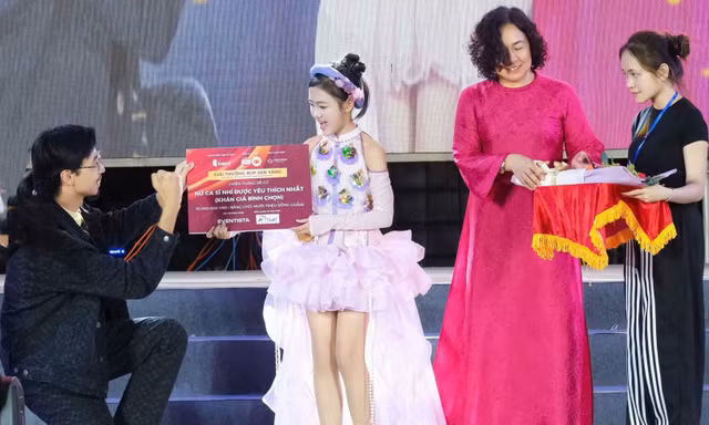 Rapper Đen gây xúc động với hành động dễ thương trước các tài năng nhí