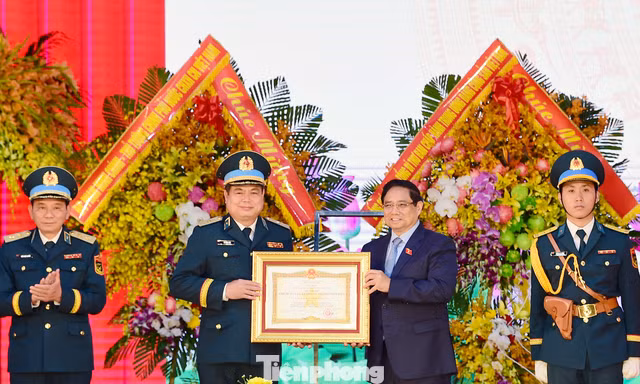 Thủ tướng trao danh hiệu Anh hùng tặng Quân chủng Phòng không - Không quân