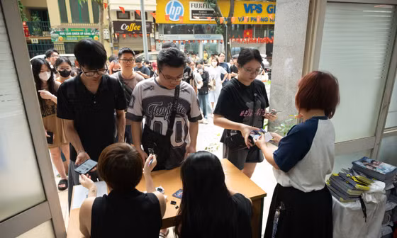 Rất đông các bạn trẻ xếp hàng từ sớm nhận vé Concert Thanh Xuân