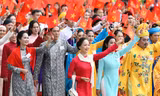 Khoảnh khắc dàn nghệ sĩ tiến vào Quảng trường Ba Đình giữa rừng cờ đỏ sao vàng 