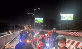 Hàng ngàn phương tiện kẹt cứng giữa đêm trên Cầu Bình Triệu 1 