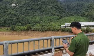 Dùng flycam tìm kiếm nạn nhân đuối nước trên sông Đà
