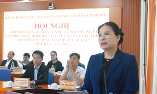 Bà Hà Thị Nga, Phó Chủ tịch, Tổng Thư ký Ủy ban Trung ương MTTQ Việt Nam và bà Giàng Páo Mỷ, Chủ tịch HĐND tỉnh, Trưởng đoàn đại biểu Quốc hội tỉnh Lai Châu kiểm tra công tác chuẩn bị bầu cử tại điểm bầu cử số 10, xã Nậm Sỏ