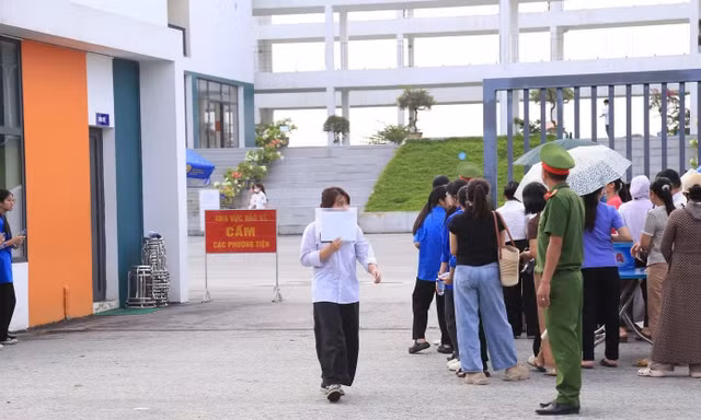 Điểm Toán thi lại của học sinh chuyên Toán Tuyên Quang thấp hơn nhiều trường chuyên khác