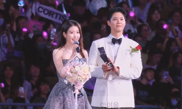 AAA 2025: Tương tác đáng yêu của Park Bo Gum - IU xứng danh "cặp đôi đẹp nhất"