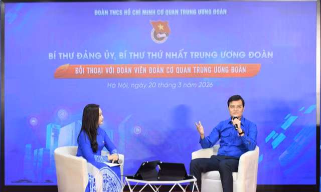 Đồng chí Bùi Quang Huy đối thoại với đoàn viên thanh niên cơ quan Trung ương Đoàn 