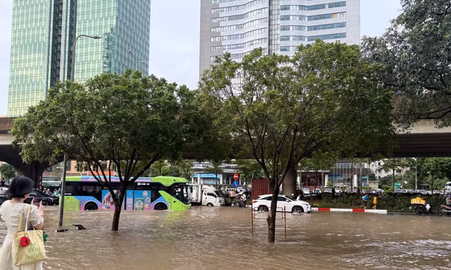 Lưu ý khi ra đường: Hơn 20 điểm ngập úng tại Hà Nội sáng 1/10
