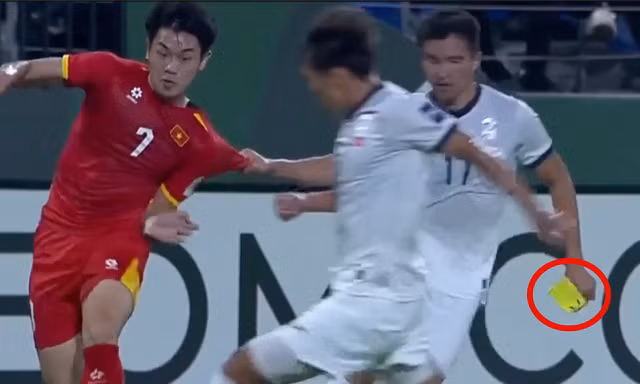 Vì sao cầu thủ ĐT U23 Kyrgyzstan lại cầm băng đội trưởng của Đình Bắc?