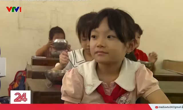 Chỉ vài giây xuất hiện trên VTV, nữ sinh làm nóng câu chuyện suất ăn học đường