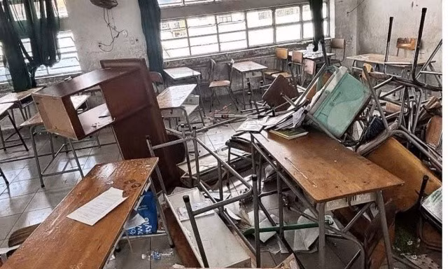 Học sinh lớp 9 ném bàn ghế "phá tan hoang" lớp học, nhà trường xử lý thế nào?