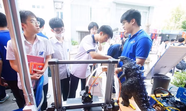 "Chạm - thử - hiểu” tại Ngày hội tuyển sinh khối Khoa học và Công nghệ 2026