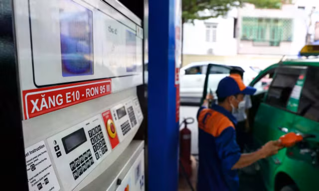 Sắp dừng bán xăng RON95: Xăng E10 là gì, xe phổ thông có dùng được không?
