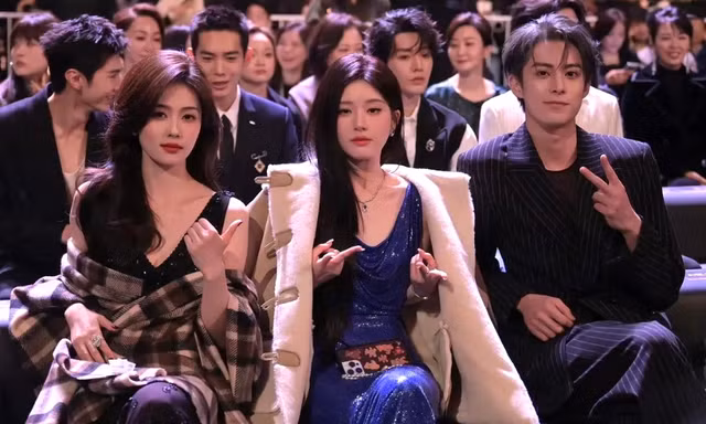 Netizen đào lại ảnh chung của "bộ ba tam tai" Vương Hạc Đệ, Bạch Lộc, Triệu Lộ Tư