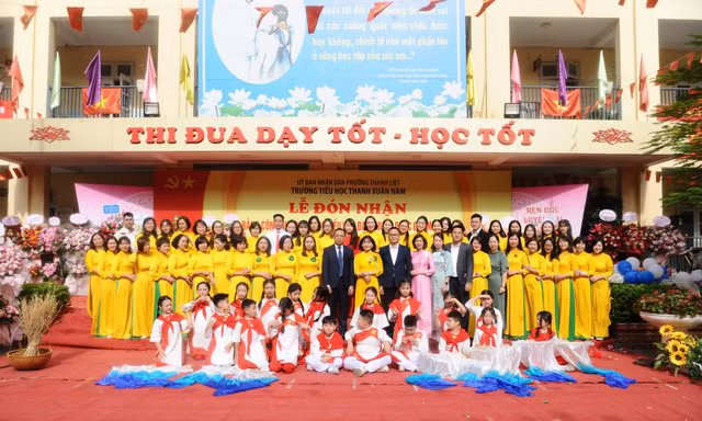 Trường Tiểu học Thanh Xuân Nam đón Bằng công nhận Chuẩn Quốc gia mức độ 2