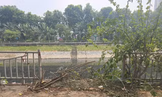 Hà Nội 'thúc' tiến độ hoàn trả lan can, hè phố, kè sông Tô Lịch