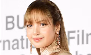 Lisa (BlackPink) táo bạo trên thảm đỏ LHP Busan