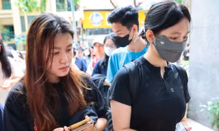 Hàng nghìn khán giả xếp hàng nhận vé concert Thanh xuân