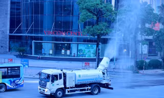 Tận thấy ‘pháo xa sương mù’ dập bụi mịn trên đường phố Hà Nội