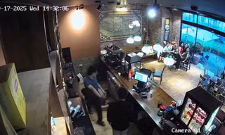 Công an vào cuộc vụ hành hung nhân viên quán cafe chỉ vì nhắc nhở không hút thuốc