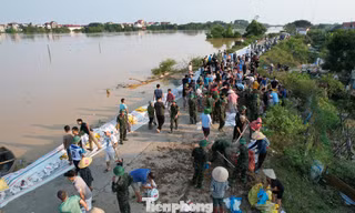 Nước sông Cầu vượt báo động 3 hơn 2 mét, Hà Nội thông báo khẩn cấp di dời dân