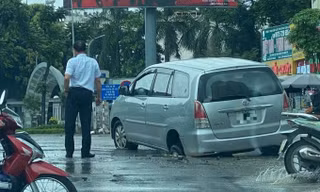 Hà Nội: Ô tô 7 chỗ sụt 'hố tử thần' trên đường Nguyễn Chí Thanh