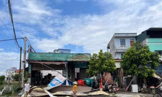 Hà Nội: Tôn bay, cây đổ do giông lốc 