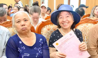 200 hộ dân di dời làm cầu Trần Hưng Đạo và cầu Tứ Liên nhận 'sổ đỏ' nơi ở mới