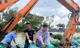 Hà Nội huy động hàng trăm người gia cố đê sông Tích