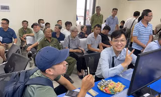Người dân Hà Nội bất ngờ khi được mời cafe, bánh ngọt khi làm thủ tục hành chính