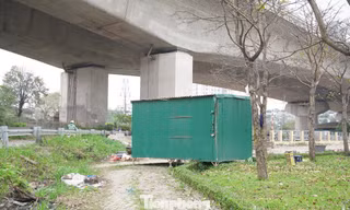 Cận cảnh sự xuống cấp khó tin tại vườn hoa cửa ngõ Thủ đô