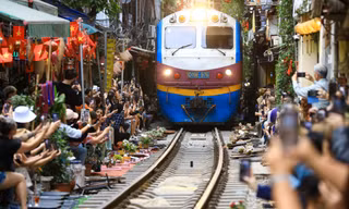 Hà Nội đề xuất không chạy tàu qua phố cà phê nổi tiếng