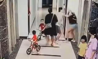 Công an xác minh vụ người đàn ông đấm đá túi bụi người phụ nữ ở sảnh chung cư Hà Nội