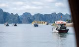 Du khách tấp nập đến vịnh Hạ Long 