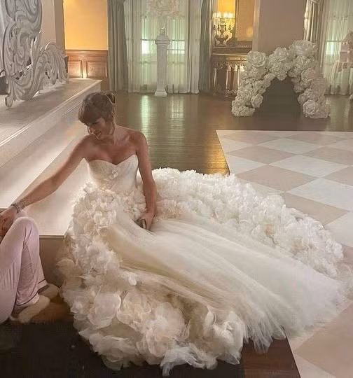 Bộ váy cưới của Taylor Swift do NTK Jonathan Anderson thực hiện.