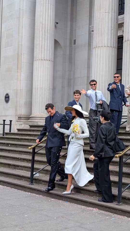 Dua Lipa và Callum Turner chính thức về chung một nhà.