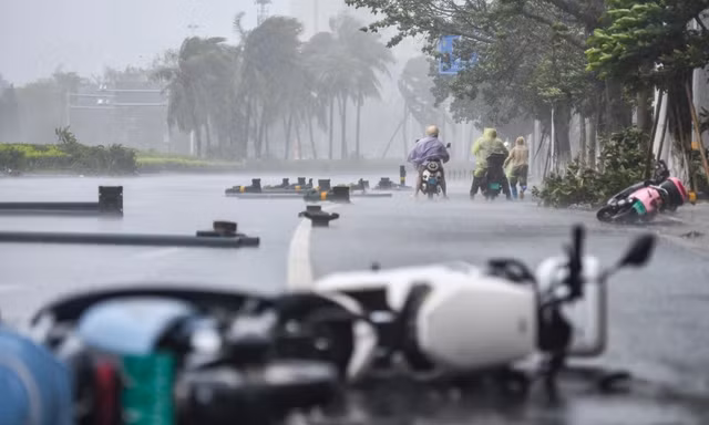 Dự báo trong 3 - 6 giờ tới, Hà Nội vẫn tiếp tục mưa vừa và to, chỉ giảm dần từ chiều tối đến đêm