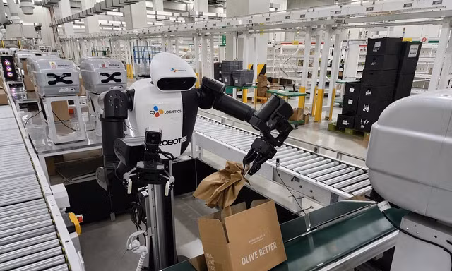 Robot hình người đầu tiên trong ngành logistics