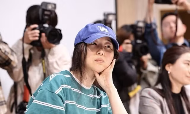 Min Hee Jin vẫn chưa thoát 'kiếp nạn'