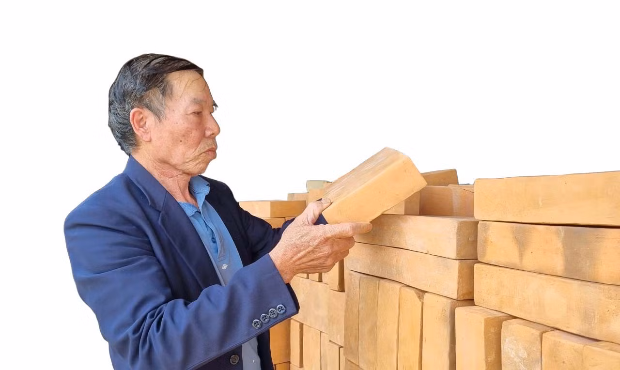 anh-2-ong-nguyen-qua-nang-niu-vien-gach-co.jpg