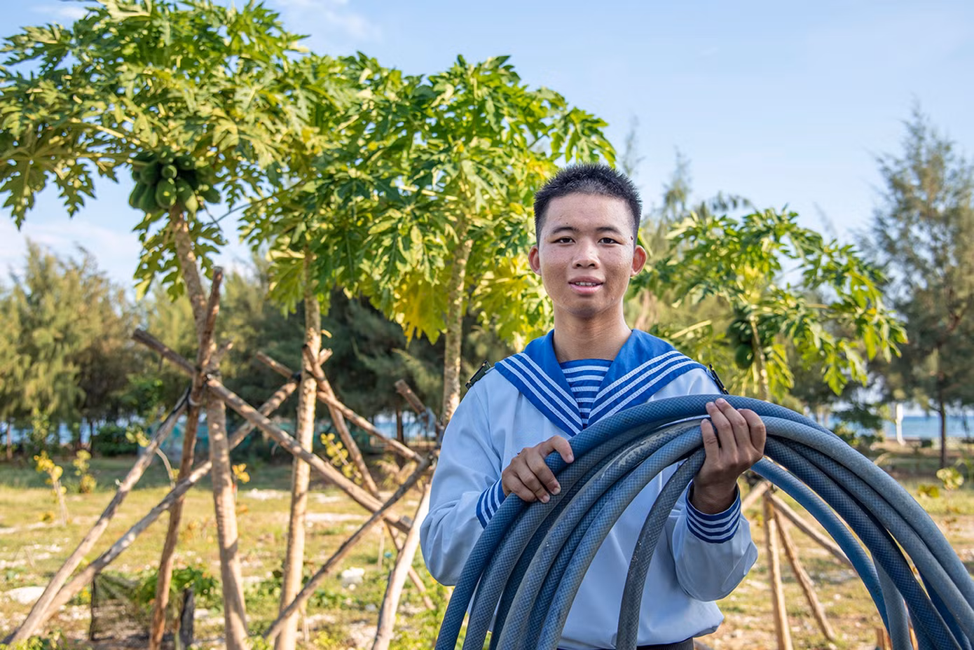 1-mot-nguoi-linh-tren-dao-sinh-ton-anh-le-van-chuong.jpg