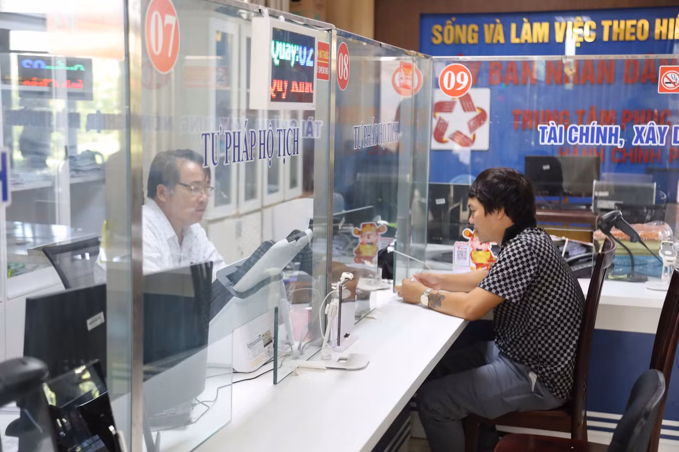 1-viec-so-hoa-trong-trien-khai-giai-quyet-ho-so-dem-lai-su-hai-long-cho-nguoi-dan-dac-khu-ly-son-anh-nn.jpg