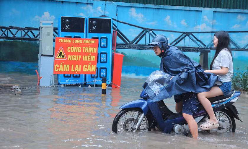 Hà Nội mưa lớn, ngập nhiều tuyến phố và hầm chui, giao thông cao điểm khó khăn