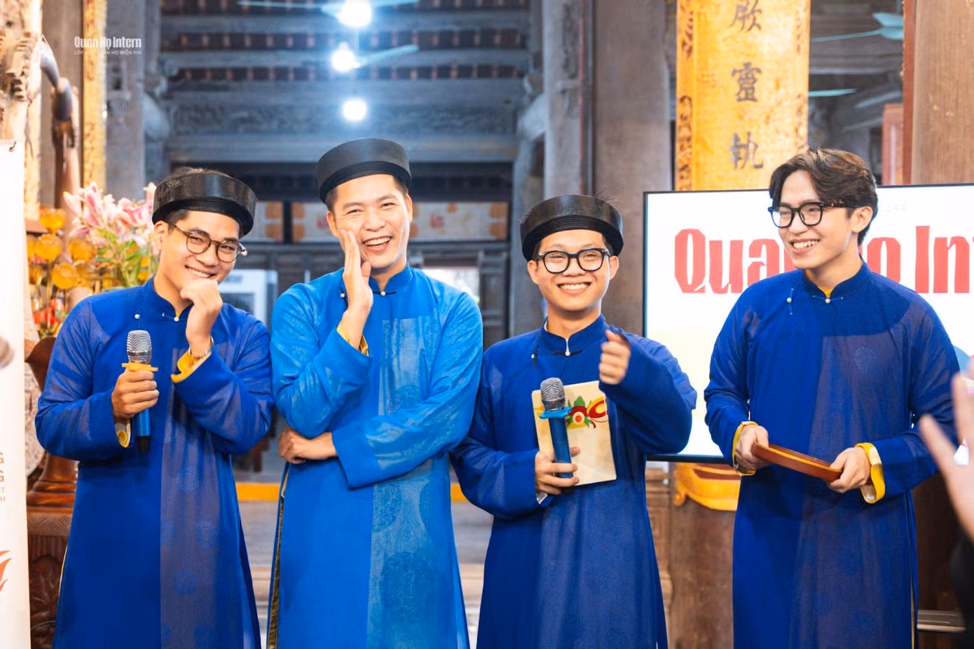 Bùi Quang Huy (thứ ba từ trái qua) , cùng thầy và các bạn trong buổi học dân gian với sự kết nối tràn ngập tiếng cười.