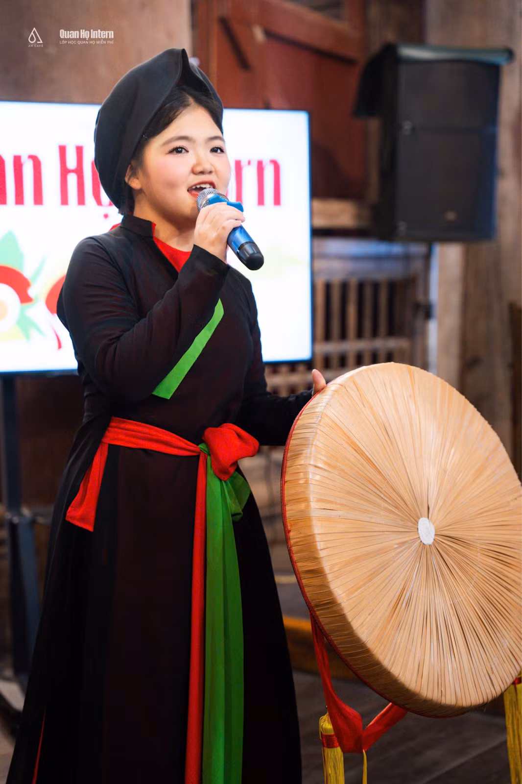 Trần Thu Hằng (18 tuổi) – từ “hiểu” đến “hát”, từ say mê giai điệu Quan họ qua từng lời ca