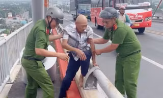 Lực lượng Công an vận động và đưa người đàn ông về trụ sở công an.