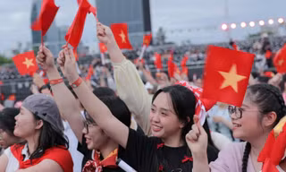 Trang phục yêu nước phủ đỏ concert Sao nhập ngũ 