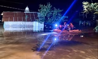 Mưa lớn khiến hàng trăm hộ dân ở Lâm Đồng chìm trong biển nước, sơ tán xuyên đêm