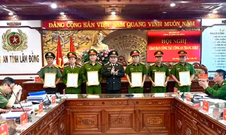 Các đơn vị thuộc Công an tỉnh Lâm Đồng nhận quyết định khen thưởng.