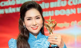 NSƯT Như Huỳnh đại diện cải lương miền Nam nhận giải cùng 200 nghệ sĩ