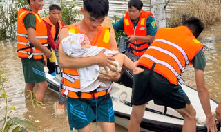 Mô tô nước cứu nhiều người già và trẻ em khỏi vùng ngập sâu 
